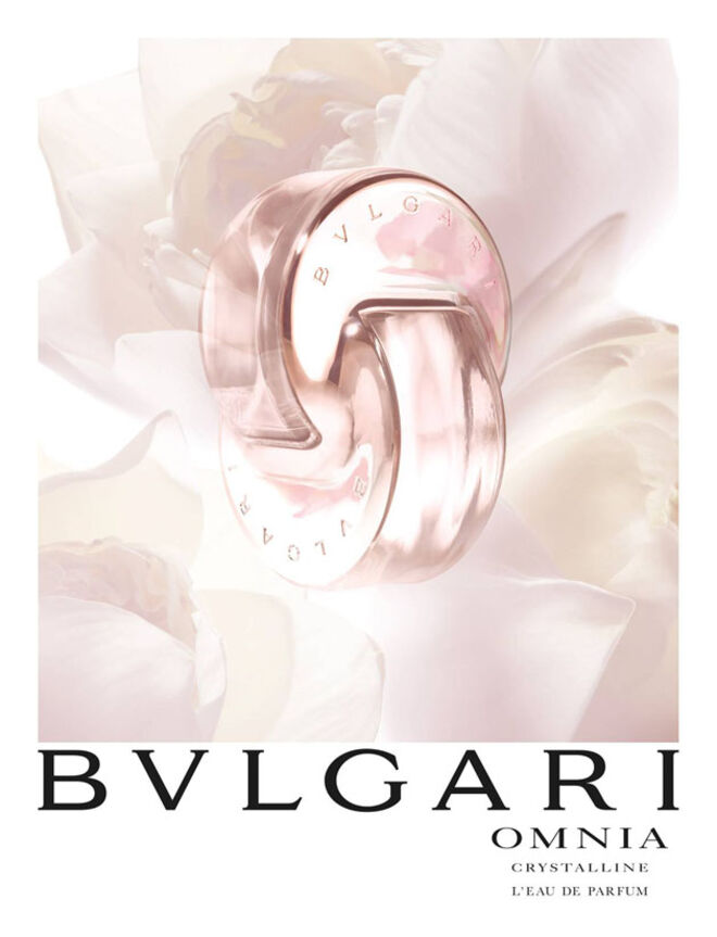 Um design delicado, audacioso e moderno, que cumpre os cânones de excelência da estética Bulgari. Duas metades de cristal que se complementam, transmitindo a ligação e aliança da mulher ao seu perfume Omnia Crystalline, para assim se sentir completa.