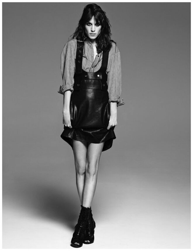 Camisa de homem aos quadrados, em algodão, Marc Jacobs. Saia de alças em cabedal, Chloé. Anel motivo pregos, Agatha. Botas em couro entrançado, Jason Wu.