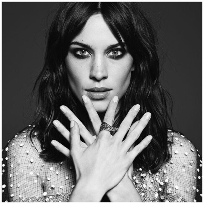 Corpete em rede bordada, Julien David. Anel motivo asa, Agatha.