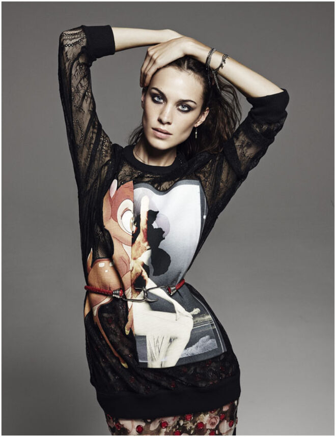 Camisola Bambi em renda e neoprene, saia em renda com missangas e cinto em pele, tudo Givenchy by Riccardo Tisci. Colar, brincos e pulseiras em metal, tudo Agatha.