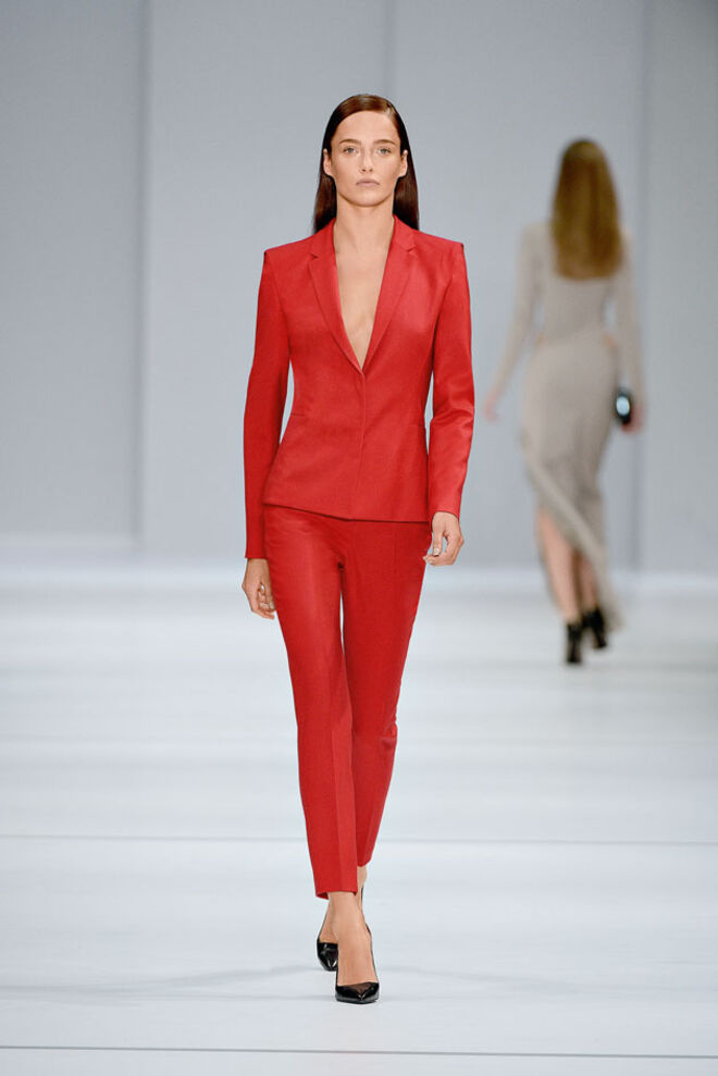 Hugo Red Label, a marca mais trendy e cosmopolita da Hugo Boss, alcançou este ano 20 anos de existência. Conhecida pela sua irreverência, HUGO convidou 20 artistas e criadores internacionais para ajudarem a celebrar o não convencional numa exposição que passou pela Saatchi Gallery, em Londres. Os fãs da marca têm ainda a oportunidade de comprar peças de uma colecção exclusiva de 20 peças essenciais como o blazer vermelho, o relógio de edição limitada ou o casaco de cabedal. 