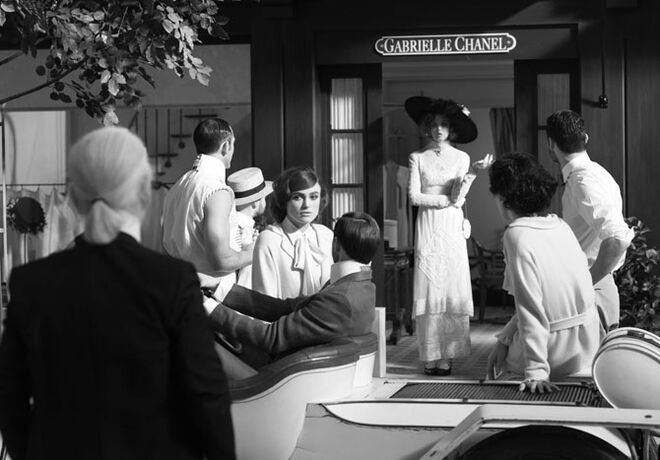 Uma jovem francesa, contra todas as expectativas, tornou-se um ícone da moda, desafiando as convenções da altura, oferecendo às mulheres uma oportunidade de se libertarem dos corpetes do século XIV. No ano em que se assinala o 100.º aniversário da abertura da sua primeira loja, o génio de Gabrielle ?Coco? Chanel é celebrado através de uma curta-metragem que reconta o início de carreira da criadora.