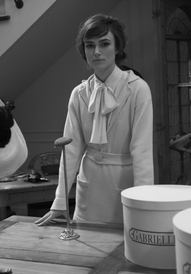  Filmada pelo próprio Karl Lagerfeld, que tem continuado o seu legado de forma exemplar, retrata como terá sido para Coco abrir a sua primeira boutique de chapéus em 1913. No cenário detalhadamente construído de Deauville, em França, Keira Knightley dá vida à fundadora da casa francesa e contracena com modelos como Lindsey Wixson, Stella Tennant e Saskia de Brauv, que vestem a pele de figuras da aristocracia. Repleto do charme francês tão característico da marca, vemos Coco a dar os primeiros passos na direção do estilo chique, descontraído e, por vezes, de inspiração masculina que a imortalizou, tendo mais tarde dado origem a peças que marcaram o mundo da moda.