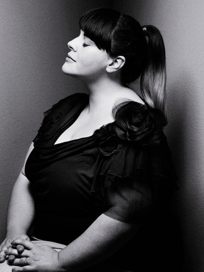 B.I. Quem: Stephanie Zwicky, 36 anos Onde: Escreve de Paris, mas nasceu na Suíça  Quando: Em 2005 O quê: leblogdebigbeauty.com Prova de sucesso: Participou no videoclip do cantor Mika, Big Girls (You are beautiful). Também é atriz, modelo curvy e repórter de beleza no programa 100% Mag, na estação de televisão francesa M6.