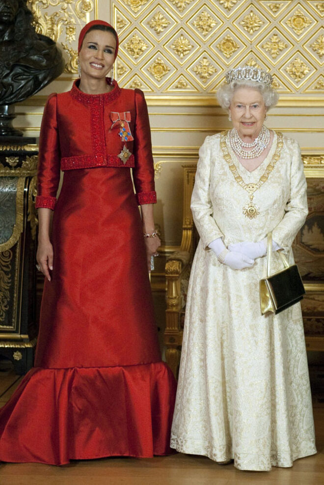 Mozah bint Nasser Al Missned com a rainha Isabel II de Inglaterra, durante a visita de estado do emir do Qatar a Londres, em 2010.