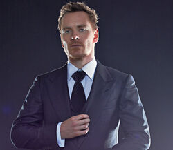 Michael Fassbender na linha da frente