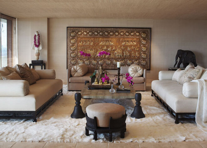 Zona de estar do quarto de Cher. A mesa foi desenhada por encomenda, de forma a ser semelhante à mesa de jantar de Doris Duke, no Shangri La. Os sofás, revestidos em seda, foram desenhados por Martin Lawrence-Bullard. Na parede pende uma tapeçaria birmanesa do final do século XIV, em lã, com fio de ouro. 