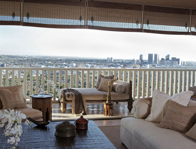 Vista do terraço da sala. Em cima da mesa, caixas de especiarias completam a decoração.
