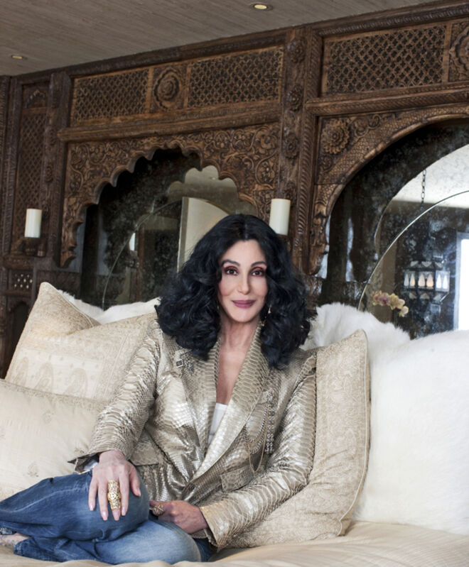 Tem uma carreira com altos e baixos, mas é também na sua vida pessoal que Cher mostra que é uma mulher de armas. Além dos seus maridos, filhos e pai terem problemas de adição a drogas, Cher apoiou a sua filha Chastity Sun Bono quando ela decidiu iniciar uma polémica e mediática mudança de sexo. ?Se eu acordasse amanhã no corpo de um homem choraria e gritaria porque não me consigo ver sem ser como sou: uma rapariga?, disse a cantora à Vanity Fair. ?Não lidaria tão bem com o assunto como fez Chaz.?