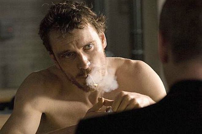 Michael Fassbender na linha da frente