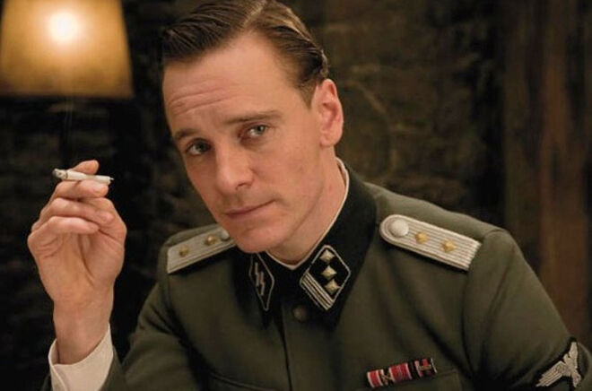 Michael Fassbender na linha da frente