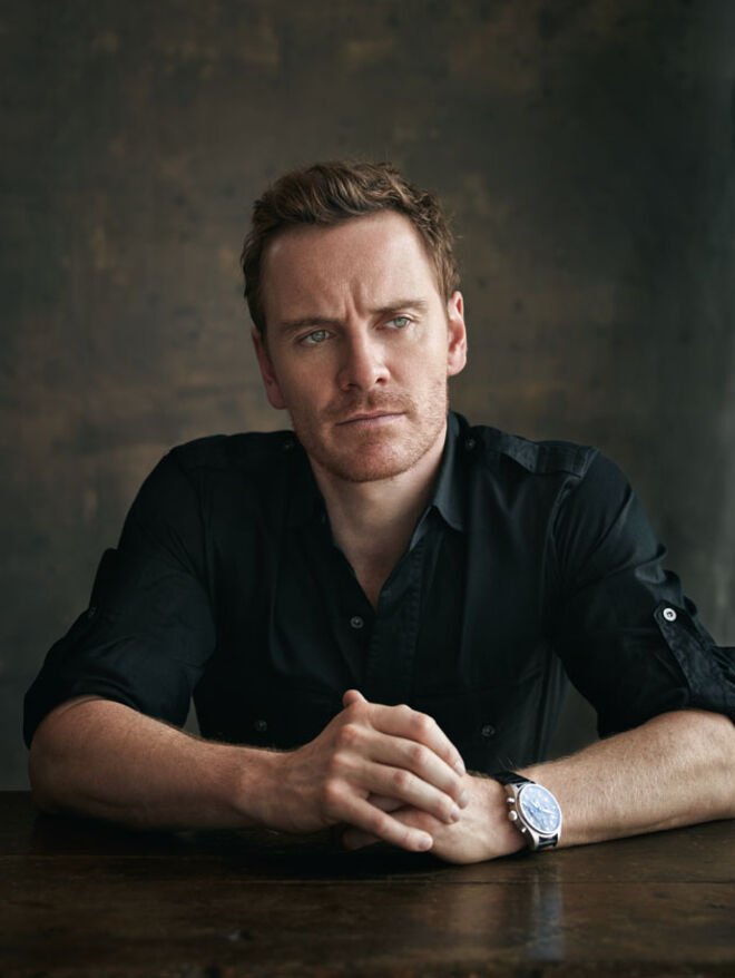 Michael Fassbender na linha da frente