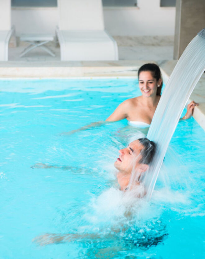 Na sexta-feira 14 de Fevereiro, envolva-se num clima de puro romance e prazer e rume ao Alentejo Marmòris Hotel &amp; Spa, um hotel de cinco estrelas integrado na cadeia Small Luxury Hotels of the World que se distingue no Mundo pelo papel principal que dá ao mármore. Aqui, esta pedra autóctone é rainha.  Welcome VIP romântico no quarto, jantar Enamorados para duas pessoas no restaurante Narcissus Fernandesii, livre acesso ao circuito de relaxamento do Stone Spa (jacuzzi, banho turco, piscina e ginásio), desconto de 20% numa massagem por pessoa no Stone Spa são alguns dos ?extras? para quem adquirir o pacote de São Valentim. Há ainda a possibilidade de, mediante disponibilidade, pedirem early check-in e late check-out. Com preços entre os ? 252, para uma noite em quarto Classic, e os ? 1.125, para estadias de duas noites na Suíte Árabe, a oferta é variada. A época é para namorar, mas as crianças não ficam de fora: os mais novos (0 - 3 anos) não pagam; os mais crescidos têm tarifas especiais. Informações adicionais e reservas podem ser feitas através do telefone 268 887 010 ou do e-mail reservas@alentejomarmoris.com.