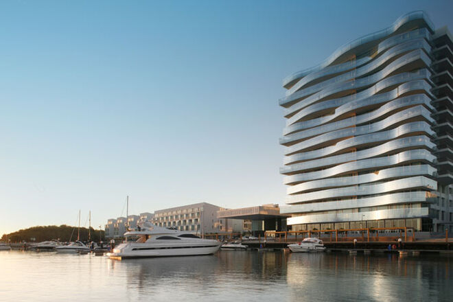 A estadia começa com a oferta de morangos e espumante à chegada.  E porque também no dia de São Valentim o humor é fundamental, a experiência inclui um monólogo cómico inesquecível, interpretado por Marta Gautier, 