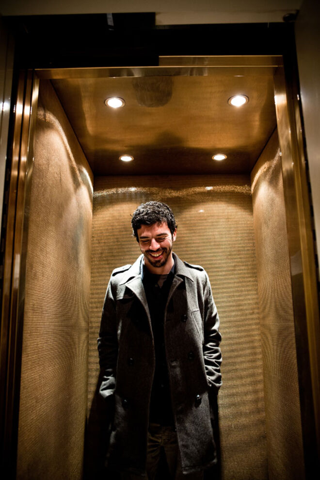 De que forma se manifesta ou não o romance e o amor nas suas obras? Não escrevo ?romances românticos?, se é que existem; embora, numa ou noutra altura, as personagens com que lido acabem por ser vítimas do problema do amor. Digo ?problema? porque, se não o fosse, não existiria tanta literatura e tanta conversa em torno dessa questão. O meu próximo romance gira em torno de um ?romance? inacabado ou abruptamente interrompido, do enamoramento obsessivo entre três personagens que termina de maneira trágica. Do meu ponto de vista, o amor ou o romance não é um problema a dois, mas a três ou a quatro, dependendo das múltiplas personagens que, dentro ou fora de nós, o vão conduzindo. Desta maneira, a tragédia está intimamente associada ao amor. Amar é sofrer. Uma das grandes provas de amor foi quando... Numa altura em que terminei um namoro, há sete ou oito anos, resvalei para um lugar muito parecido ao lugar que as minhas personagens normalmente habitam. É um lugar negro e cheio de armadilhas. O maior ato de romantismo em que estive envolvido foi o momento em que entreguei o meu primeiro manuscrito a um amigo (também ele escritor) e esse amigo o trouxe para Lisboa. Recordo-o como um ato de profundo amor: amor pelo meu trabalho (que não tinha até então), amor pela palavra e por aquilo que ela significa; amor pela aventura que era descobrir finalmente o meu ofício, que hoje me consome com as mesmas doses de prazer e dor do que uma relação de carne e osso.