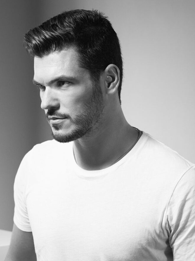 De que forma está o romance presente no seu trabalho? O meu universo criativo é totalmente feminino. É sobre mulheres fortes e para mulheres fortes. Mulheres que sentem e vivem intensamente as suas emoções e muito em particular o amor. O romance é, por isso, um dos componentes essenciais no meu processo criativo. É o romance e a paixão que move as mulheres, que as faz perder o ar, sentir de uma forma diferente o seu corpo, a sua pele? E o meu trabalho veste essas emoções, acompanha esses momentos, evoca o romance. E eu vivo-o também de uma forma intensa para que ele exista com verdade no que apresento. Qual foi a situação mais romântica onde já se viu?  Marrocos? Era um dia de calor intenso em Marraquexe, no mês de agosto. Durante um passeio pelos souks, sem que eu me apercebesse, começou a chover intensamente e fugimos para o riad em que estávamos, o maravilhoso El Fenn. O dia tornou-se escuro e cinzento. O quarto verde, que tem uma banheira integrada no espaço aberto do quarto, tornou-se também mais escuro e apenas à luz de velas tomamos um banho de imersão, com o som da chuva a cair no terraço e os cheiros dos banhos hammam marroquinos? Foi, sem dúvida, o momento mais romântico que vivi até hoje. Inesquecível?