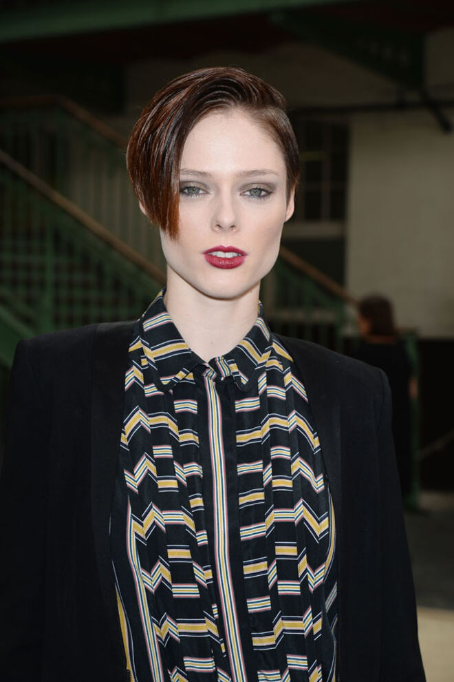 Corte vanguardista rapado nos lados