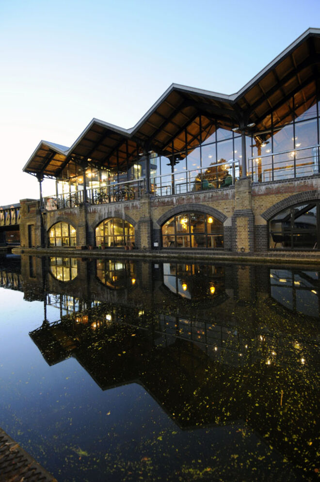 Evocando a Londres industrial do fim do século XIX com a sua fachada em tijolo, o quartel-general Dixon, antigos entrepostos comerciais, dominando um dos canais das Portobello Docks, um bairro muito na moda.