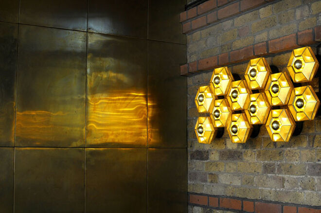 Paredes do Dock Kitchen, o restaurante de Dixon, e os apliques Cell.