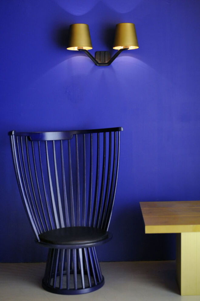 Cadeira Fan e aplique Base em latão escovado.