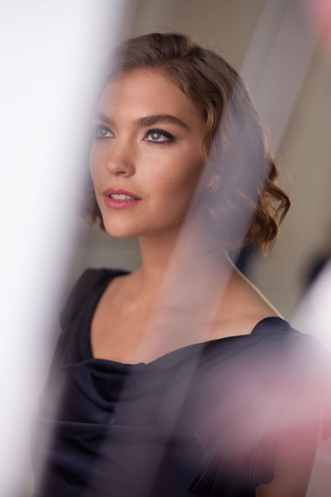 Nascida no estado que lhe deu o nome, nos EUA, há 25 anos, Arizona Muse viu a sua carreira de modelo levantar voo de maneira explosiva. Tendo sido eleita para capas de diversas edições da Vogue, Dazed &amp; Confused, entre outras, também trabalhou com alguns dos nomes mais ilustres da indústria da moda. Podemos vê-la ainda nas campanhas publicitárias de marcas como Louis Vuitton, Miu Miu, Chloe, Nina Ricci, Karl Lagerfeld, Isabel Marant e Fendi.