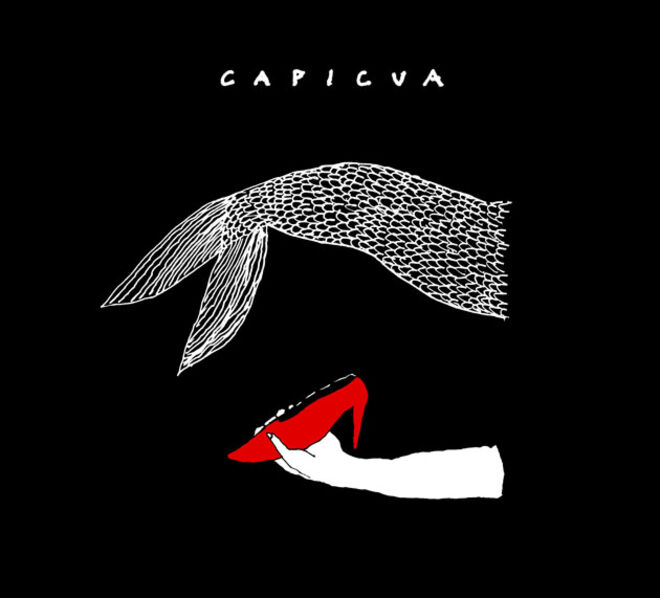 Capicua foi um dos fenómenos da música nacional em 2012. Catalogada no universo do rap, com um passado enraizado no hip hop e colorido pelos grafitties que ensaiava nas paredes do Porto, revelou-se prodigiosa nas rimas e nos beats, bem evidenciados num muito elogiado álbum homónimo que fez dela um dos nomes a seguir com atenção. Agora, regressa com Sereia Louca, um álbum duplo onde dá largas aos seus sonhos mais fantásticos e à sua perspicaz capacidade de olhar o quotidiano. A rapper do Porto é um dos nomes confirmados no Festival Bons Sons que acontece entre 17 e 17 de agosto, em Cem Soldos, uma aldeia perto de Tomar.