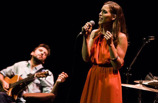 Ao som de Ana Stilwell...