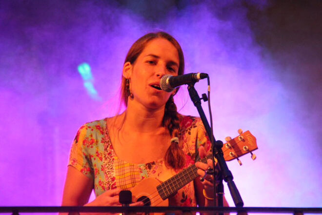 Ao som de Ana Stilwell...