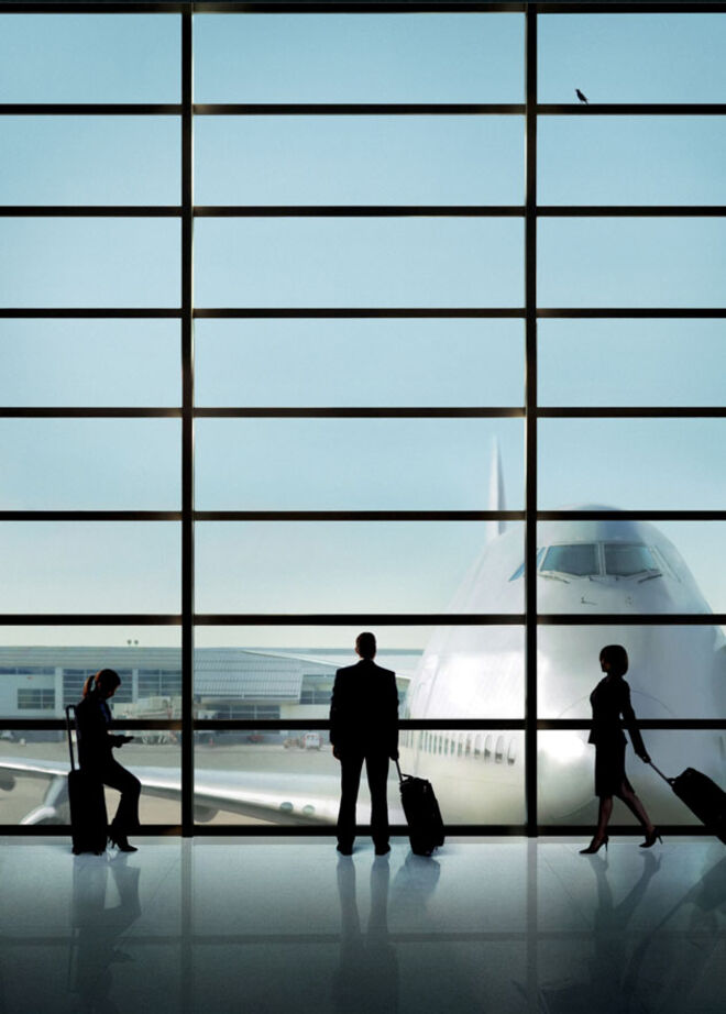 Existem vários pormenores a ter em conta quando se trata de uma viagem de avião. Por mais tentadoras promoções de viagens que nos surjam, ou até mesmo depois de já ter os bilhetes de avião comprados é bom saber as regras da companhia aérea escolhida. Convém saber se a companhia permite ou não levar uma mala a mais sem custos extra, bem como o peso máximo que cada pessoa pode levar consigo.