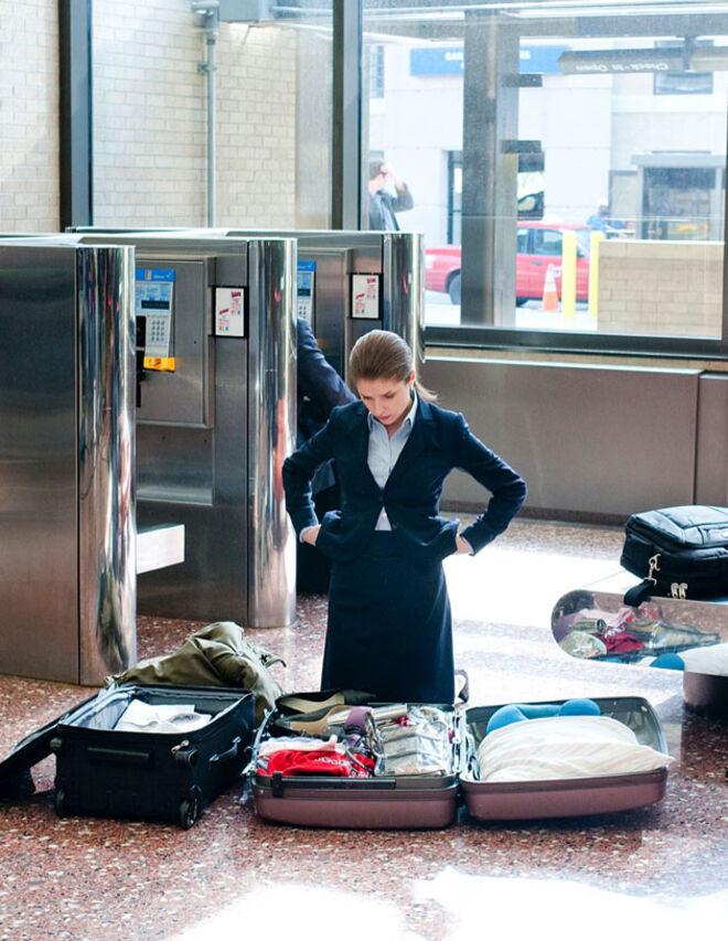 Ninguém imagina as voltas que as malas muitas vezes dão dentro dos aeroportos até chegarem ao avião propriamente dito. E mesmo até chegar ao destino final. Todas estas reviravoltas podem abrir frascos e embalagens com líquidos que leve no interior da sua mala. Por isso mesmo, o melhor é envolvê-los dentro de pequenos sacos fechados, para que quando abrir a mala não tenha nenhuma desilusão.