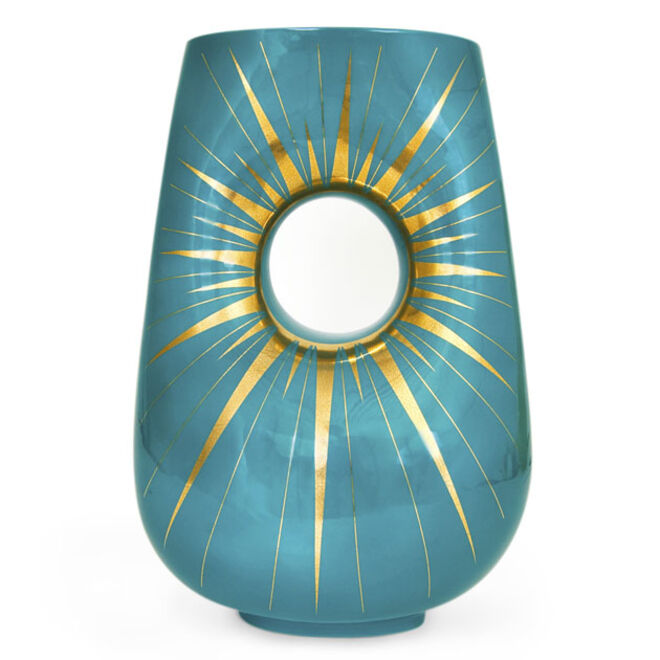 A mãe natureza. Desde o turquesa do mar ao laranja do sol, passando pelo verde fresco da relva. É da natureza que provém a paleta perfeita (Vaso Santorini Nyx em porcelana pintada, Jonathan Adler)