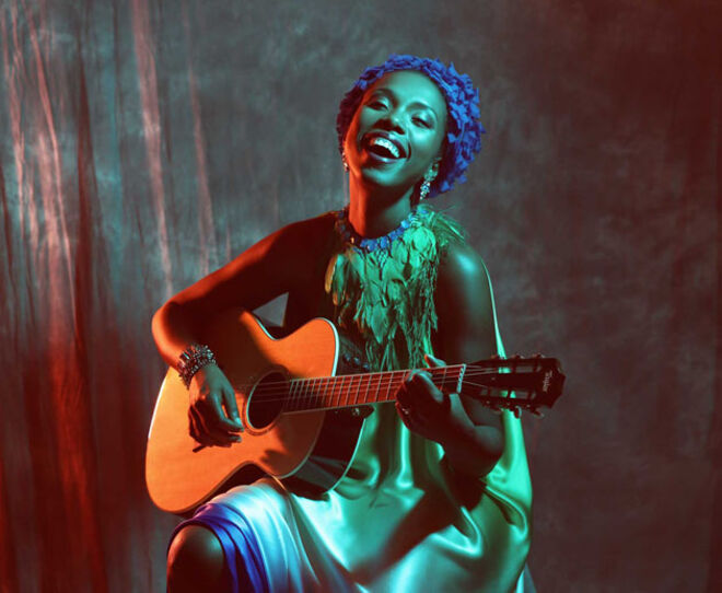 Típicos das sociedades mestiças dos trópicos e do hemisfério sul, são eles os grandes responsáveis pelo backgroud musical de Karyna Gomes ? e é a própria a dizê-lo. O orgulho nas raízes é evidente, ou não fossem as suas composições influenciadas pelas origens e vivência em três continentes ? África, América e Europa. Nascida na Guiné-Bissau, cresceu a ouvir música tradicional, música urbana local e ritmos de todo o mundo. O receituário perfeito para transformar Karyna numa das mais talentosas artistas guineenses da atualidade. A cantora foi uma das integrantes do grupo Super Mama Djombo e já partilhou o palco com artistas como Tito Paris, Bonga e Boss AC, entre outros. Em breve lança o seu primeiro disco a solo e o título não podia ser mais simbólico ? Mindjer, que significa mulher em crioulo, pretende homenagear as mulheres de todo o mundo pela sua força, determinação e coragem. Amor Livre é o single de avanço do álbum, escolhido para chamar a atenção dos que não valorizam os sentimentos alheios.