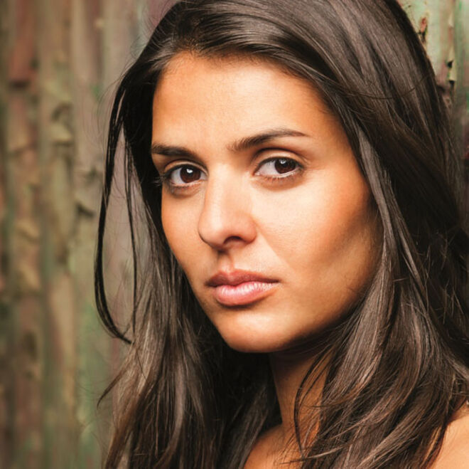 Depois do sucesso do ano passado, o Festival Caixa Alfama volta a homenagear o Fado, regressando para a sua segunda edição. O evento, organizado pela Caixa Geral de Depósitos e pela Música no Coração, decorrerá durante as noites de 19 e 20 de setembro em 10 espaços distintos. O objetivo não mudou ? chegar a todos os públicos, desde os fãs incondicionais e profundos conhecedores de Fado aos que estão a descobrir agora esta arte maior, bem como dar vida às ruas, miradouros e outros lugares emblemáticos do Bairro de Alfama. Tudo isto com a prestação de 40 dos melhores e mais reconhecidos fadistas do nosso país, tais como Carminho, Cuca Roseta, Gisela João ou Katia Guerreiro. Saiba mais em www.caixaalfama.pt.