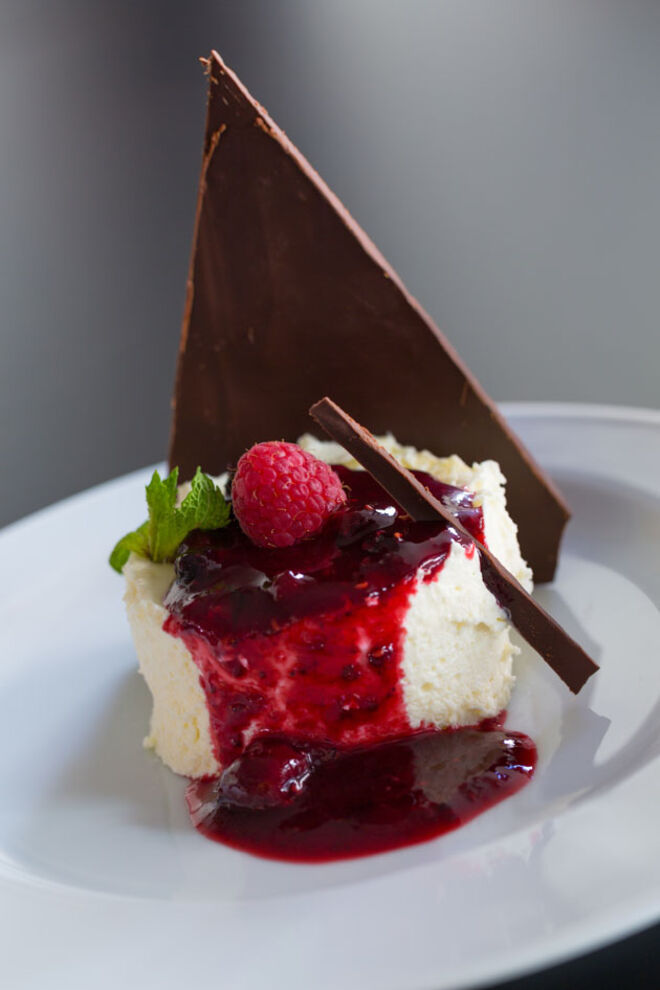 ?como a perfeita noite de outono. O restaurante Pimenta Rosa, em Campo de Ourique, recupera pratos típicos da cozinha tradicional portuguesa, mas acrescenta-lhes um toque de modernidade. Inventar sem estragar podia ser o lema, servido em doses sempre generosas para reconfortar corpo e mente. Preço médio: ?25 www.pimentarosa.pt