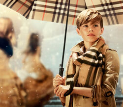 Romeo Beckham na campanha natalícia da Burberry