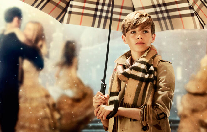 Romeo Beckham na campanha natalícia da Burberry