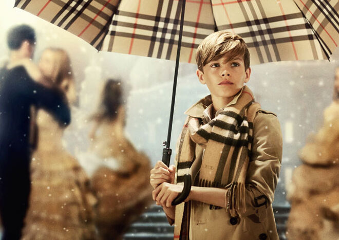 Romeo Beckham na campanha natalícia da Burberry