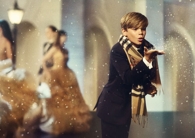 Romeo Beckham na campanha natalícia da Burberry