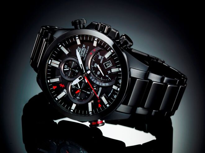 Este relógio pode ligar-se ao SmartPhone e permite obter a hora local de cerca de 300 cidades em todo o mundo.