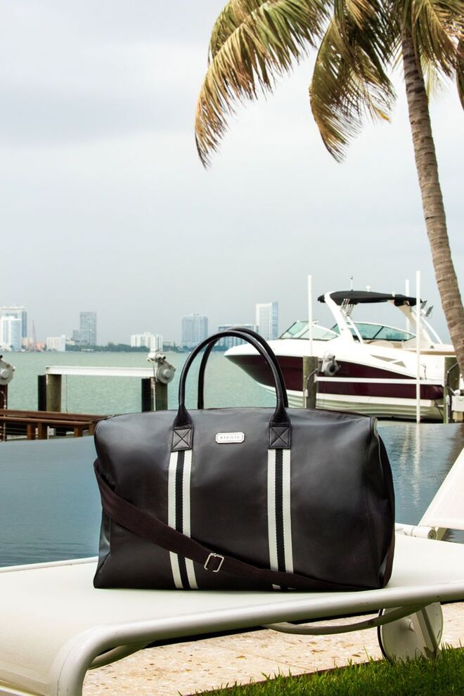 A marca oferece um saco de fim de semana na compra de um perfume de 100 ml