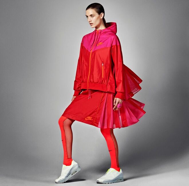 1. Dois mundos: A NikeLab, a plataforma que a marca dedica à exploração criativa, abriu as portas à Sacai, marca de moda japonesa fundada por Chitose Abe. O resultado é uma coleção feminina que brinca com as texturas desportivas num jogo de formas e movimento, onde se destaca o espírito desportivo que ambas partilham.