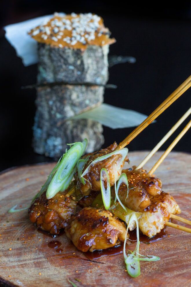 3. Criatividade no prato: O restaurante asiático do Penha Longa Hotel tem uma nova carta. Pedro Almeida, o chef do Midori, apostou nos menus temáticos e de degustação, sem esquecer a velha máxima “os olhos também comem”. A base continua a ser o sushi e o sashimi, sendo que cada prato é acompanhado por um saké diferente. Desde €79 euros por pessoa. www.penhalonga.com/pt/Gastronomia/Midori