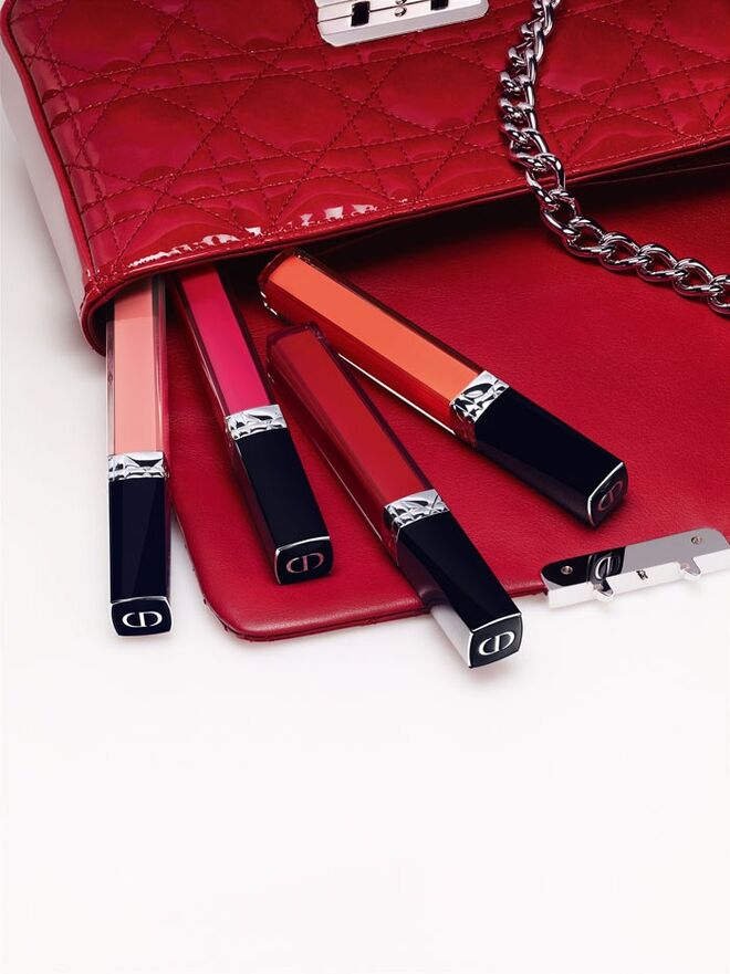5. Cores intemporais: foi em 1981 que Rouge Brillant, o primeiro gloss da casa Dior, apareceu, agitando os códigos usuais da maquilhagem. Hoje é reinventado com uma faceta contemporânea, proporcionando o cuidado ideal para os lábios, bem como um brilho e cor radiantes.