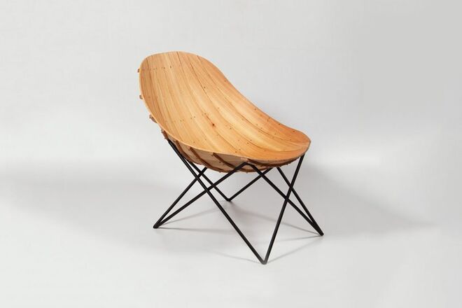 6. Sente-se a bordo: The Carvel Chair foi construída a partir de métodos antigos de construção de barcos. Esta peça resulta de uma parceria entre o arquiteto Andrew Clancy e o carpinteiro naval Matthew O’Malley e foi feita em exclusivo para a loja online www.makersandbrothers.com, onde está à venda por €5800. Cadeira Carvel em lariço irlandês, rebites de cobre e pernas em aço