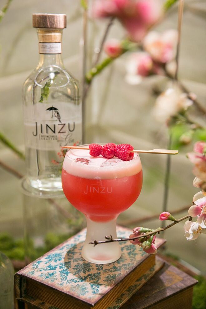 9. Twist Romântico: nascida no Sudoeste de Inglaterra, a jovem bartender Dee Davies sempre foi obcecada pela cultura japonesa. A sua paixão pelo gin britânico e pelos sabores do Japão deu origem ao Jinzu, uma bebida delicada mas complexa que incorpora notas de bagas de zimbro, o fruto cítrico yuzu e as icónicas flores de cerejeira. Preço aproximado: €34.