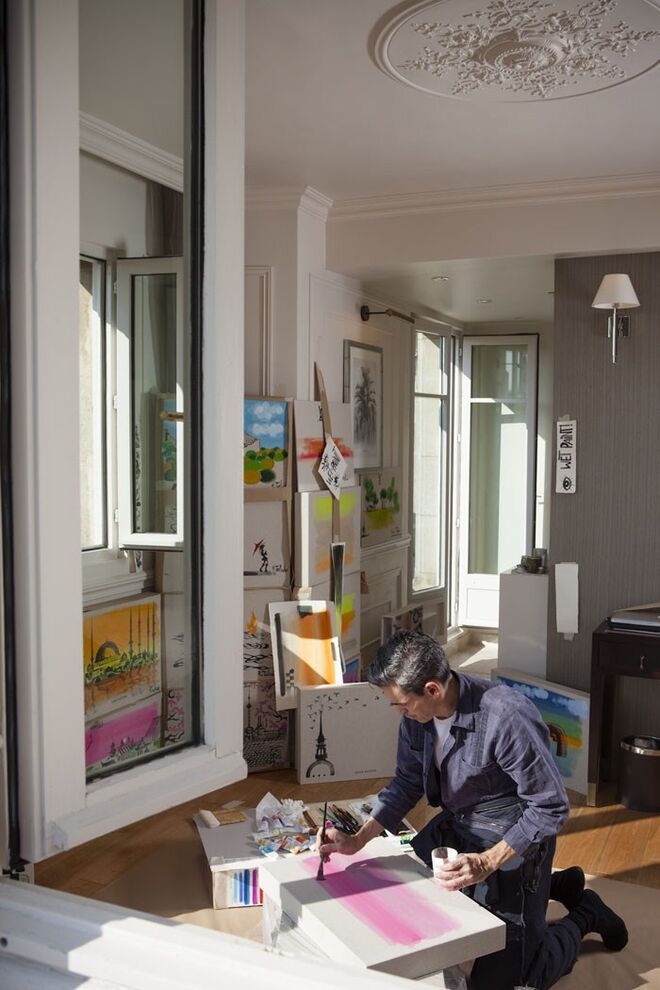 16. Pintado de fresco: numa edição tão limitada quanto especial, a Louis Vuitton celebra o trabalho de Ruben Toledo, ilustrador dos famosos City Guides da marca entre 2000 e 2012. Limitada a 30 exemplares, esta edição consiste numa caixa com 15 desenhos assinados pelo artista cubano e uma monografia com ilustrações feitas para os City Guides ao longo dos anos. www.louisvuitton.com/