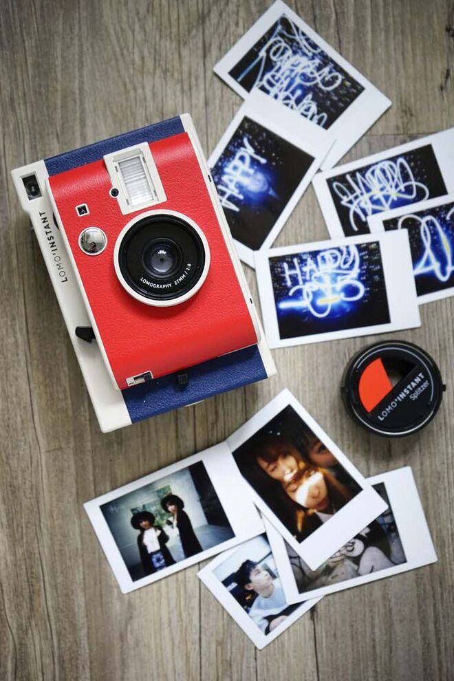 17. Sorria! Lomo’Instant Boston é nome da nova edição especial da marca de máquinas fotográficas e acessórios. A máquina pinta-se nas cores típicas da equipa de basebol da cidade americana e este pack conta também com as lentes olho de peixe, retrato e close-up e ainda o novo Splitzer da marca. www.lomography.com