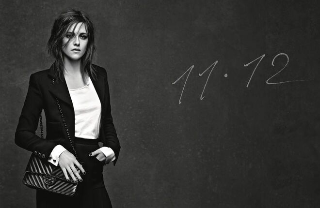 23. My Precious! icónicas e desejadas, as carteiras Chanel deixam a sua pegada na história da Moda. Talvez por isso a casa tenha decidido homenagear duas delas (a 11.12 e a Boy) e também apresentar um novo modelo: Girl. Kristen Stewart é o rosto da carteira a que Karl Lagerfeld decidiu chamar 11.12