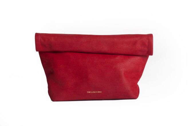 24. Made in Spain: Enquanto trabalhava como estilista e assessora de moda, a espanhola Mapi Sanz sentiu a necessidade de criar uma coleção de carteiras elegantes que pudessem “mudar” de tamanho consoante a ocasião. Inspirada nos sacos de almoço, a The Lunch Bag apresenta um design minimalista e intemporal. Disponível em dois modelos distintos em pele Nobuck e em nove cores diferentes, €120 www.thelunchbag.es