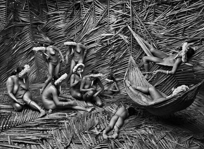 26. A preto e branco: a obra do famoso fotógrafo brasileiro Sebastião Salgado aterra em Portugal com a exposição Génesis. São 245 poderosas fotografias em grande formato reunidas até 2 de agosto no Torreão Nascente da Cordoaria Nacional, em Lisboa. Tipicamente, as mulheres da povoação Zo’é Towari Ypy usam o urucum (Bixa orellana), o fruto vermelho do urucueiro, para colorir os seus corpos. Também o usam para cozinhar. Pará, Brasil, 2009.